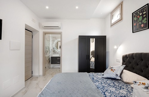 San Lazzaro House | Sea Room with Private Bathroom and Mountain View