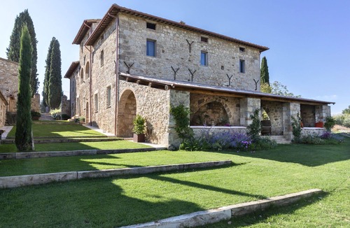 Sarteano Villa | Stunning private villa with hot tub, WIFI, private pool, A/C, TV and patio, close to Montepulciano