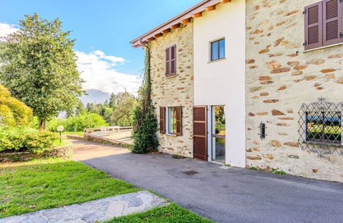 Calozzo House | Stunning private villa for 6 guests with WIFI, TV and patio
