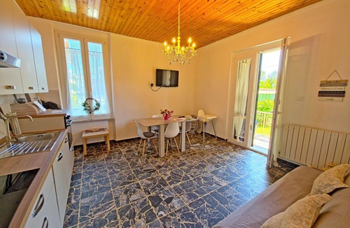 Ronchi Villa | Stunning villa for 5 guests with WIFI, TV, terrace and pets allowed, close to Forte Dei Marmi