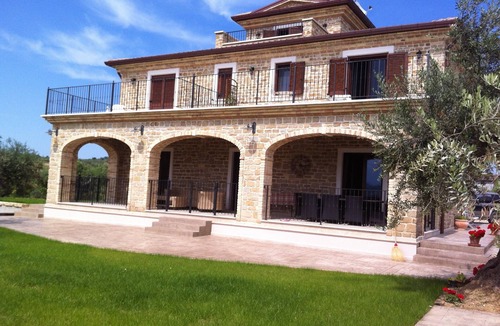 Castilenti Villa | Stunning villa with private pool in peaceful olive grove