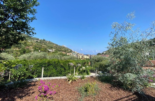 Noli Apartment | The Countryside by the Sea: A 50-square-meter apartment surrounded by greenery, just a 15-minute walk from the beaches