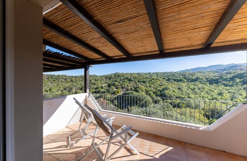 Baja Sardinia Apartment | Three-room apartment with 6 beds, sea view, about 65/70 sq m, living room with kitchenette, double or twin sofa bed, double bedroom, one twin bedded room or with bunk bed, bathroom. Side or front sea view. Apartments arranged on different levels. Spa