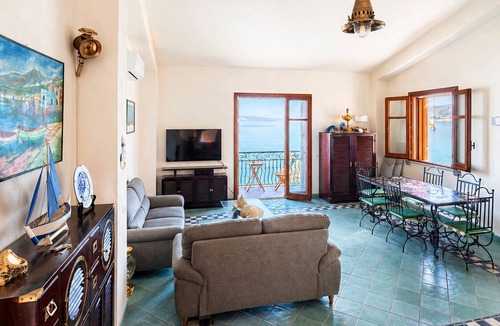 Scilla Apartment | Vacation home facing the sea in Scylla