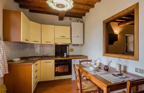 Pieve di Chio House | Villa Angelisa A: A characteristic and welcoming apartment surrounded by meadows and by green hills, with Free WI-FI.