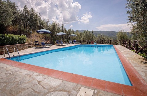 Pieve di Chio House | Villa Angelisa B: A characteristic and welcoming apartment surrounded by meadows and by green hills, with Free WI-FI.