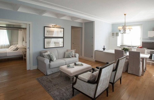 Castiglione Falletto Apartment | Villa Vitae Luxury apartments App.to Napoleone three room apartments with panoramic terrace and garden