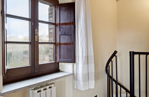 Collesanto Cottage | Vintage Apartment in Magione with Swimming Pool