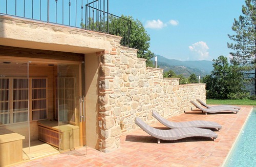 Pescia Villa | Wonderful private villa for 10 guests with WIFI, private pool, hot tub, TV, patio and pets allowed