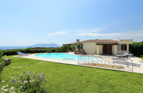 Golfo Aranci House | Wonderful villa for 8 people with private pool, A/C, TV and patio