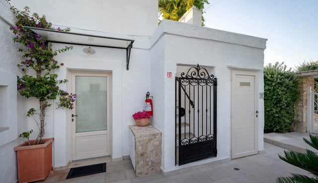 Alloro Double Room in Elegant Villa near Beaches and Countryside
