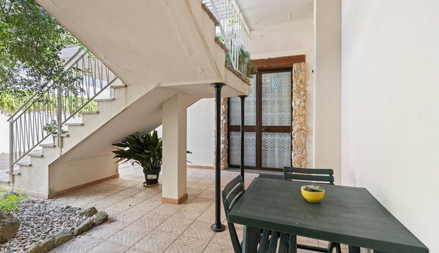 Apartment '2' with Shared Garden, Wi-Fi and Air Conditioning