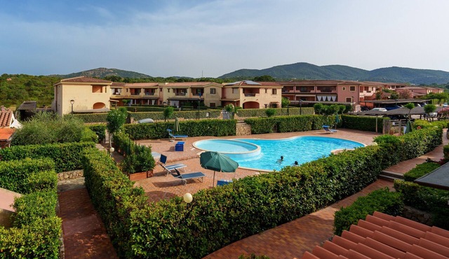 Apartment 'Casa Vacanze Fragola' with Shared Pool, Private Terrace and Air Conditioning