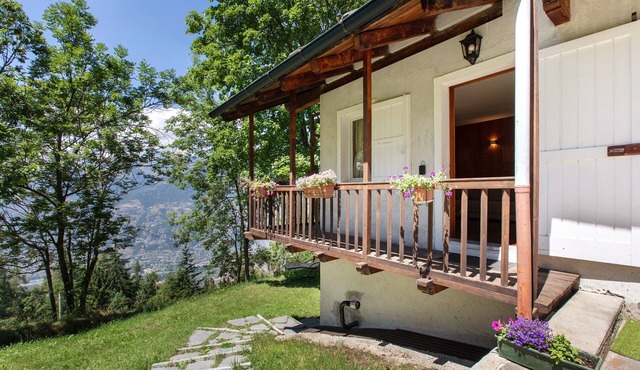 Apartment 'L'abri' with Mountain Views, Shared Garden, and Wi-Fi