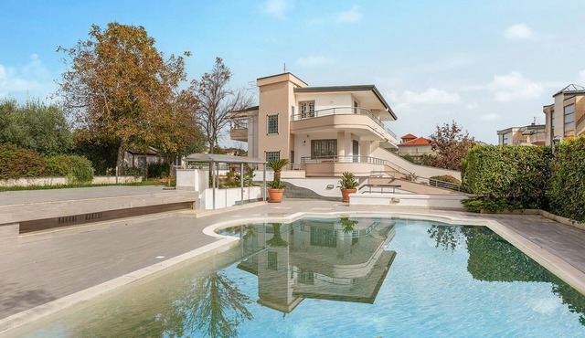 Awesome home in Caserta