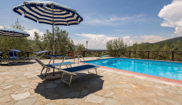 Beautiful apartment in villa with A/C, pool, WIFI, pets allowed and panoramic view, close to Cor.