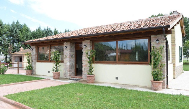 Beautiful apartment for 4 guests with WIFI, pool, patio and pets allowed