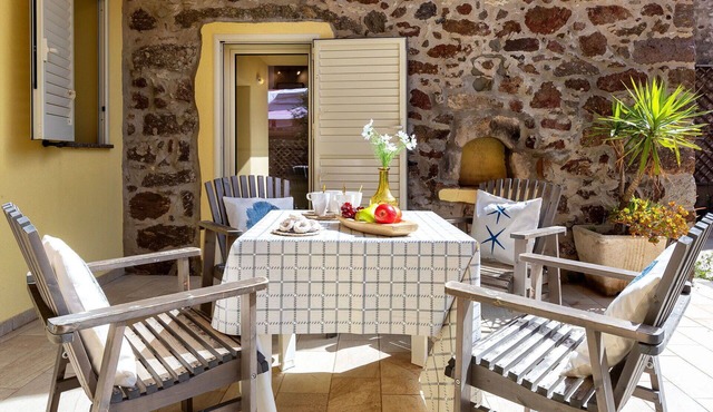 Beautiful private villa for 6 people with WIFI, TV and terrace