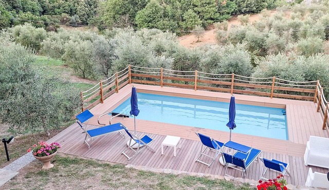 Beautiful private villa for 9 people with private pool, A/C, WIFI, TV, patio and pets allowed