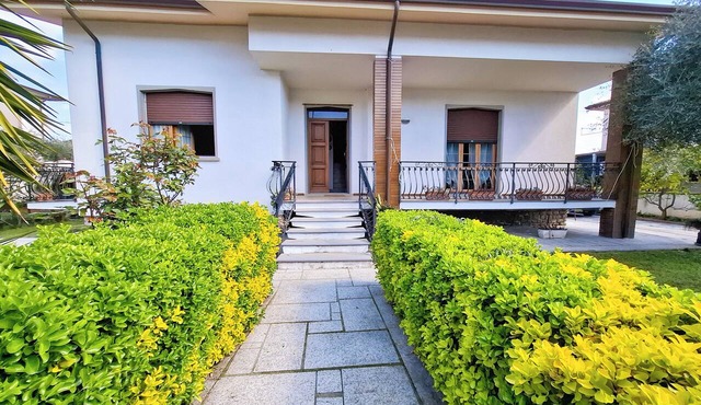 By the sea, 3 bedrooms, garden, and private parking spaces, near Lerici and the Cinque Terre