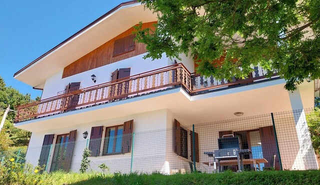 Casa Anna: Lake Garda Views, 1,500 m² Private Garden, and Private Terraces