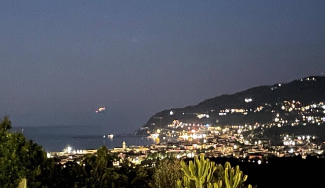 Casa Lily is a cozy house in the hills with a view of the sea.