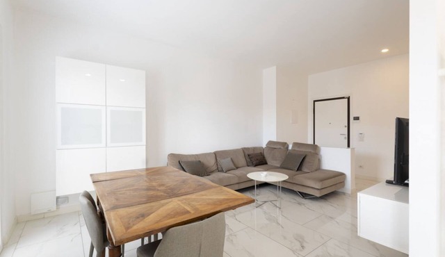 Charming 90 sqm apartment, perfect for 4 people, located on the third floor of a building with a lift (NOT suitable for disabled people - there are some steps to access it).The property is centrally located, a few steps from the sea and well connected to