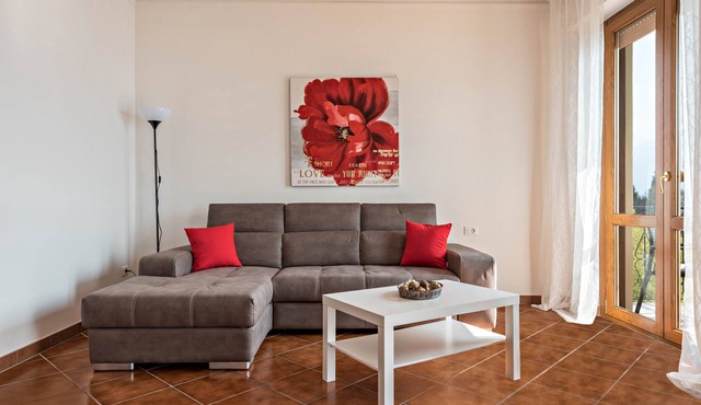 Charming Apartment “Bel Soggiorno 1” with Lake and Mountain View, Wi-Fi & Balcony; Parking
