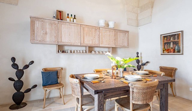 Comfortable apartment with private internal courtyard, located in a period residence of which it retains evidence of the original architecture, such as the stone vaults and niches in the walls. In 90 m2 the apartment accommodates up to 6 people with grea