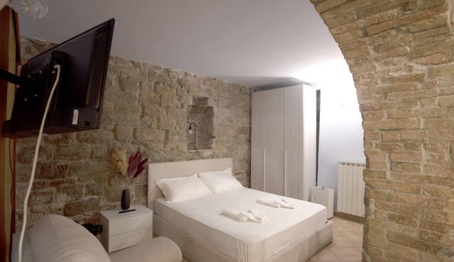 Cozy suite in the heart of Perugia, perfect for 2 guests.Elegant room, comfortable living room and kitchen equipped to feel right at home.The unique detail? The natural stone walls, which give charm and character to the environment.Bright and well-kept,