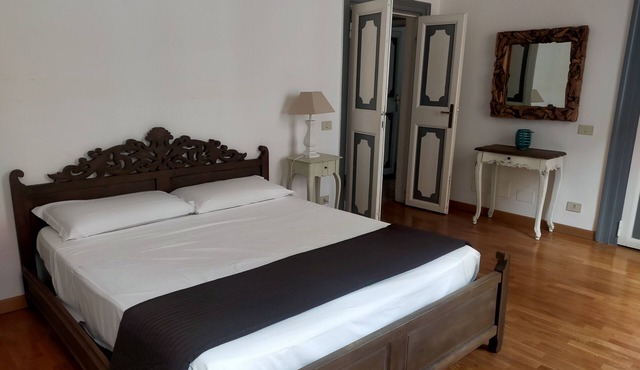 Croce Palace unit 6 - Spacious flat with 3 beds/few steps from Piazza di Spagna