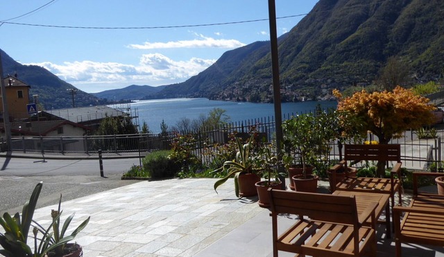Detached apartment, bright, air conditioning, private parking space, garden