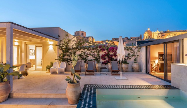 Exclusive property with terrace and plunge-pool, Noto, Sicily