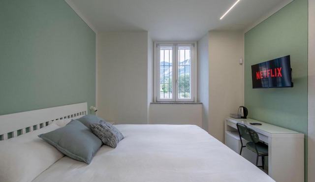 Front Lake Como - 3 Bedrms with AC, Free Parking and Wifi