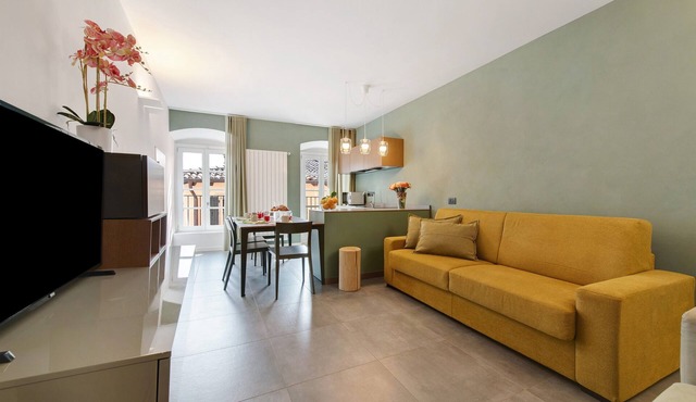 'Gemhouse Smeraldo Garda Lake' Apartment 50 m from the Lake, Wi-Fi and Air Conditioning