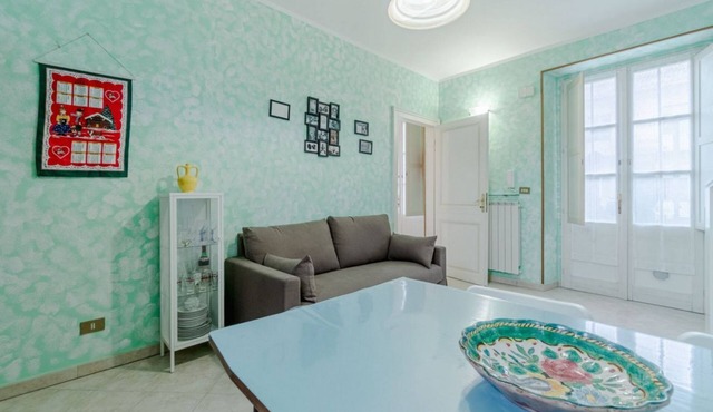 GuestHost - A comfortable, welcoming 40 square meters apartment, perfect for four people, located on the second floor of a period building (NO elevator).The property is located near the Vittorio Emanuele I Bridge in a quiet residential area, well-connect