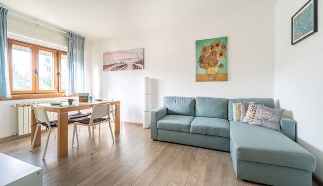 GuestHost - Charming 69 sqm apartment, ideal for groups or families of up to 6 people, located on the first floor of a building.The property is in a quiet neighborhood equipped with all essential services and well connected to both the center of Muggia a