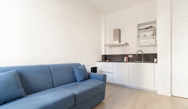 GuestHost - Comfortable 30m2 studio flat, perfect for 2 people, located on the mezzanine floor of a building (steps to access).The accommodation is located in the Calvairate district, a residential area characterized by the green heart of Piazza Insubria