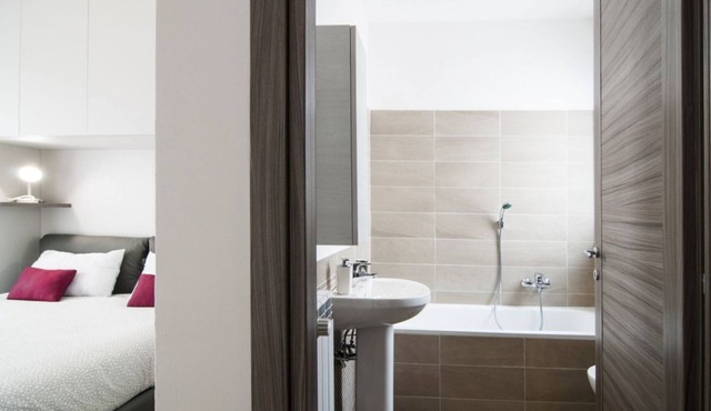 GuestHost - Comfortable apartment located on the seventh floor of a modern residence equipped with a lift.In 40 square meters of space it comfortably accommodates 2 people with a double bedroom.Located in the Fonte Laurentina district, near the ring road