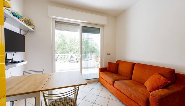 GuestHost - Cozy Balcony Apartment with Ocean View