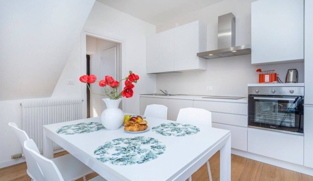 GuestHost - The property enjoys a strategic position, just a few steps from the historic center and only 10 minutes by car from the hospital. Its location makes the apartment perfect for any type of trip: nearby, you can find typical bars, ethnic restaur