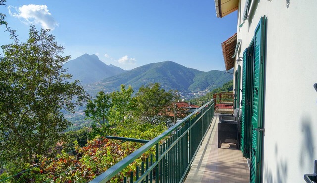 Holiday Apartment 'Casa Vacanza Bella Veduta' with Mountain and Sea Views