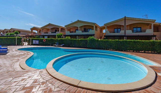 Holiday Apartment 'Casa Vacanze Mandorlo' with Shared Pool, Terrace & Garden