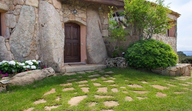 House with a private pool, four bedrooms, and four bathrooms in Oristano