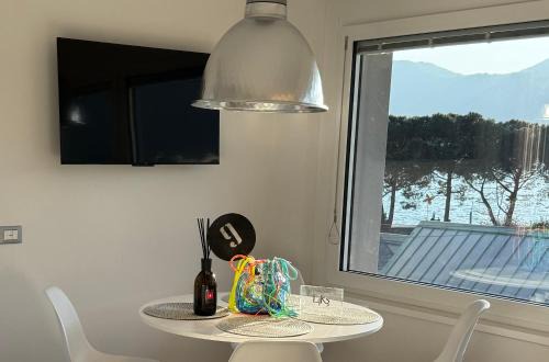L4K3 Luxury Apartment - Lake View, Free Pool, Balcony, 50 m to Lake & Historic Center, 90 m2