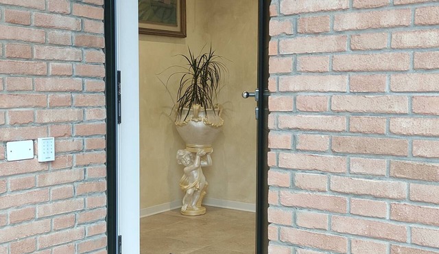 Nice room, bathroom, outdoor space for the summer. Highway, airport, hospitals
