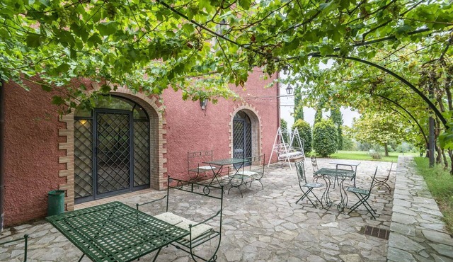 Nice room for 4 guests with WIFI, pool, A/C, TV, veranda and pets allowed, close to Perugia
