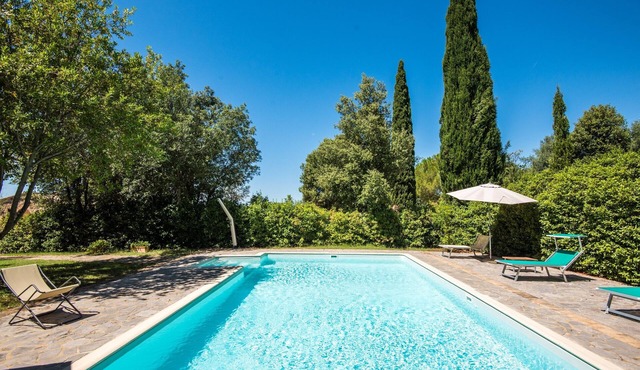 Podere Giardino Wine & Bed – Ginepro Apartment: Country House with Pool, Wi-Fi & AC
