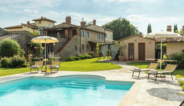 Private borgo with pool 5 km from Arezzo
