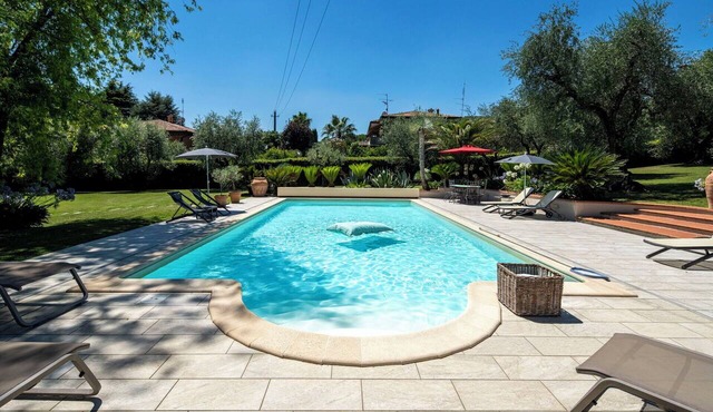 Private Villa with A/C, sauna, private pool, WIFI, veranda, panoramic view, close to Sirmione